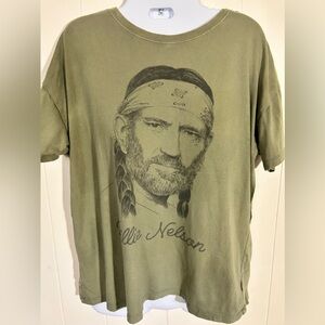 Tailgate brand Willie Nelson tee
Unisex small
Green
-loose fit-
